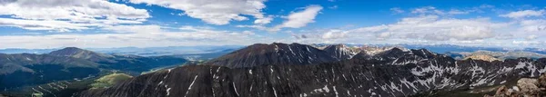 Panoramiczny Widok Lotu Ptaka Piękną Dolinę Wzgórzami Górami Słoneczny Dzień — Zdjęcie stockowe