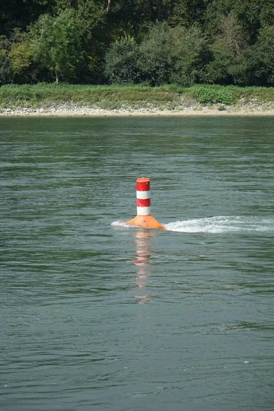 Eine Vertikale Aufnahme Der Schwimmenden Orange Weißen Boje See — Stockfoto