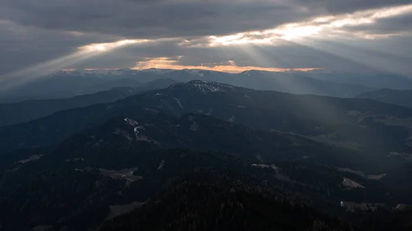 Ein Malerischer Blick Auf Schöne Schneebedeckte Berge Vor Bewölktem Himmel — Stockfoto