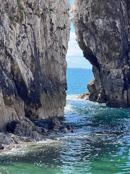 Een Verticaal Shot Van Kalksteen Rots Formatie Hét Turquoise Zee — Stockfoto