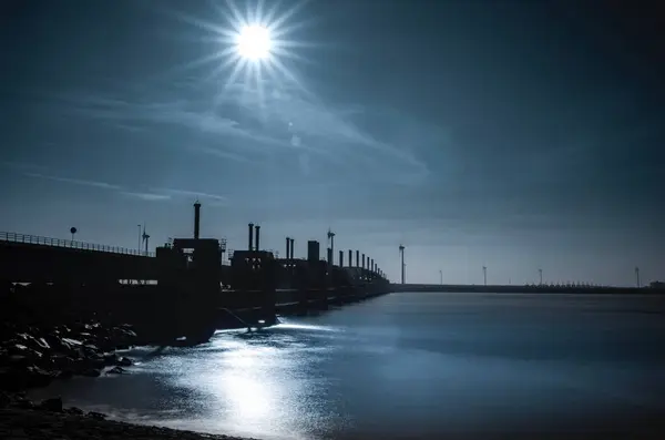 Uma Ponte Uma Lua Refletidas Mar — Fotografia de Stock