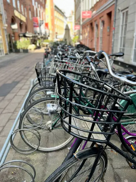 哥本哈根一排装有篮子的自行车的垂直特写镜头 — 图库照片