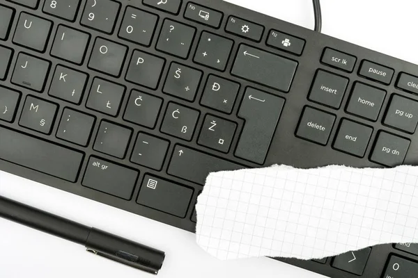 Крупный План Клавиатуры Компьютера Листом Бумаги Ручкой Рядом Ней Белом — стоковое фото