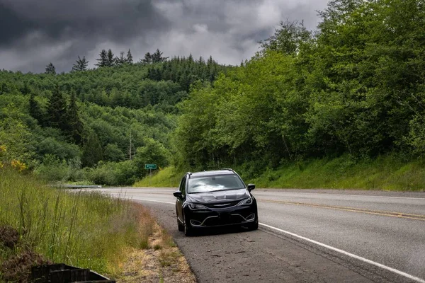 Ein Schwarzes Auto Parkt Straßenrand Gegen Einen Wald Und Düsteren — Stockfoto