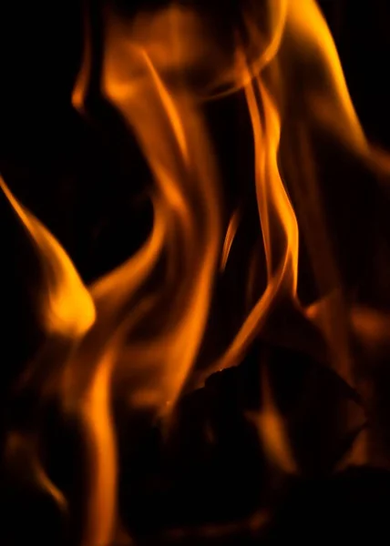 从篝火中燃烧橙色火焰的垂直特写镜头 — 图库照片