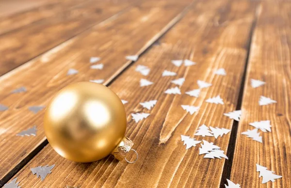 Tahta Bir Arka Planda Altın Noel Balosunun Yakın Çekimi — Stok fotoğraf