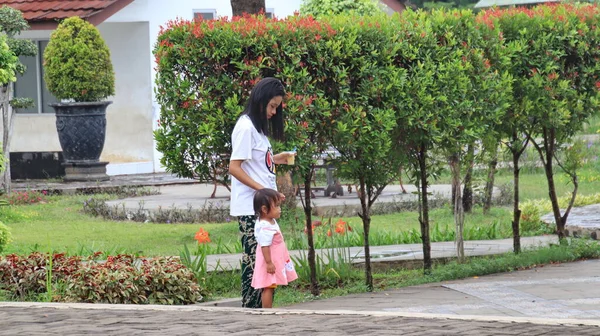 印度尼西亚Pekalongan市 一位大姑娘和她的小妹妹正在公园里享受时光 — 图库照片