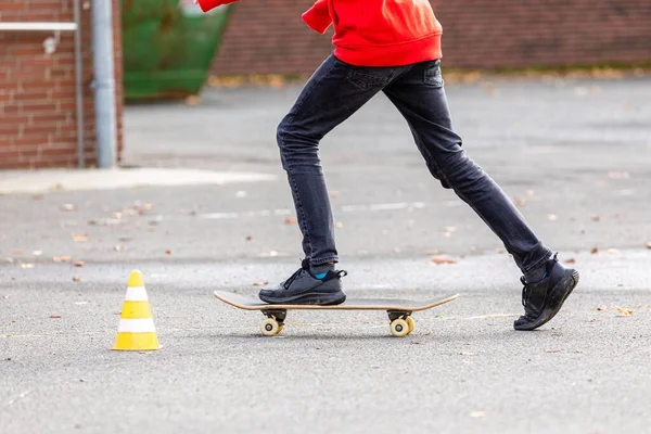 Eine Person Auf Einem Skateboard — Stockfoto