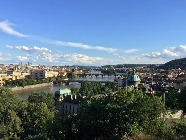 Uma Vista Aérea Paisagem Urbana Praga Dia Ensolarado — Fotografia de Stock