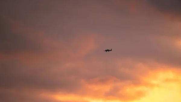 Ένα Χαμηλό Πλάνο Ενός Ιπτάμενου Τζετ Ένα Μωβ Ουρανό Ηλιοβασιλέματος — Φωτογραφία Αρχείου