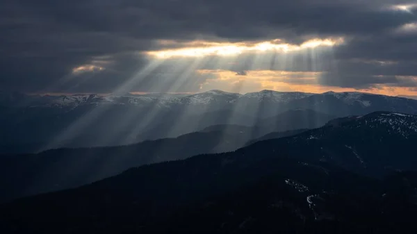 Живописный Вид Красивые Снежные Горы Фоне Облачного Неба Солнечного Света — стоковое фото