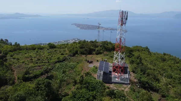 Luftaufnahme Eines Telekommunikationsturms Und Sonnenkollektoren Auf Einem Bewaldeten Berg Der — Stockfoto