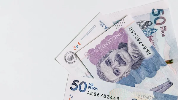 Kolumbijskie Pieniądze Pięćdziesiąt Tysięcy Pesos Białym Tle Przestrzenią Kopiowania Koncepcja — Zdjęcie stockowe
