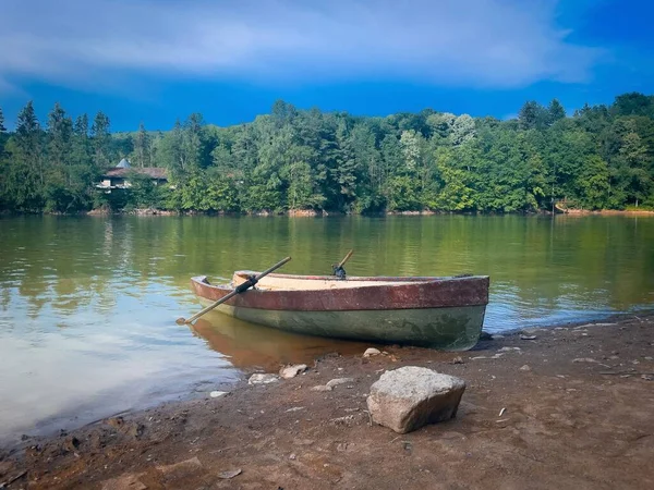 Bateau Pêche Vide Près Bord Lac Avec Des Forêts Verdoyantes — Photo