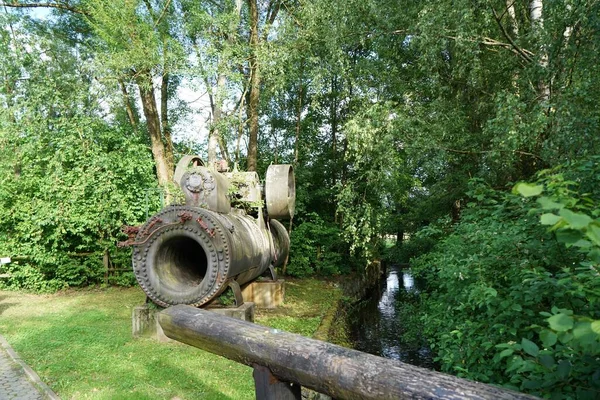 Utsikt Över Gammal Vattenledning Trädgård Med Gröna Träd — Stockfoto