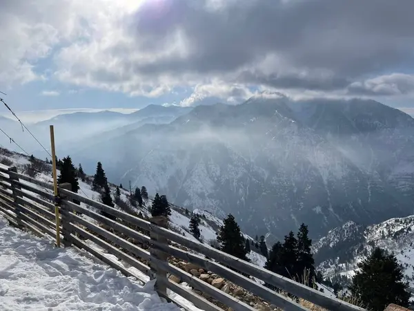 Vacker Utsikt Över Ett Bergigt Landskap Dimmig Himmel Vintern — Stockfoto