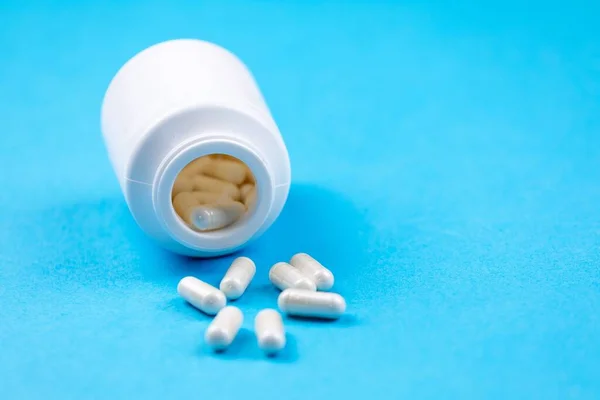 Tablet Medicijnen Een Blauwe Achtergrond Met Kopieerruimte — Stockfoto