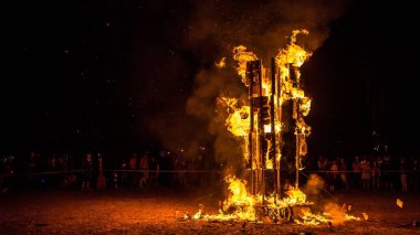 Karanlıkta alevlerle yanan bir Afrika festivali