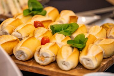 Sandviçli bir ziyafet masası.