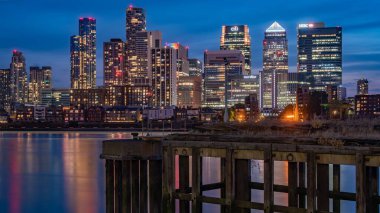 Londra, İngiltere 'de Thames' in ufuk çizgisi ve sakin nehri