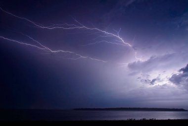 Güney Carolina 'daki Seabrook Adası' nda bulutlu ve aydınlık büyüleyici mor bir gökyüzü.