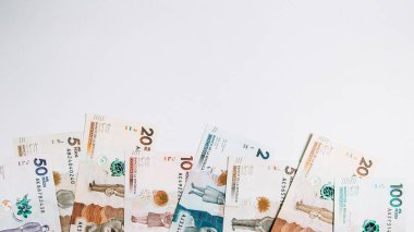 Beyaz arka planda farklı mezheplerden, kopya alanı olan bir Kolombiya parası. İş konsepti