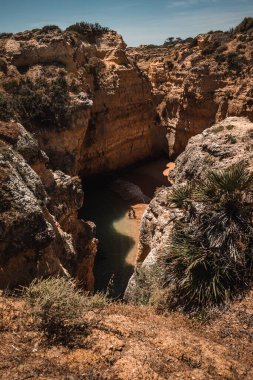 Güneşli bir günde Praia do Ninho das Andorinhas 'ın gözlerden uzak güzel plajı..