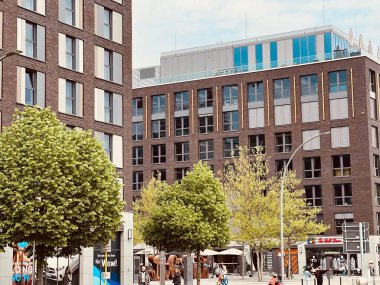 Berlin 'in ortasından geçenlerin olduğu şehir manzarası, Almanya