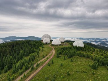 Pamir 'in Karpat Dağları' nda SSCB 'de inşa ettiği terk edilmiş Radyo Yer Bulma İstasyonu.