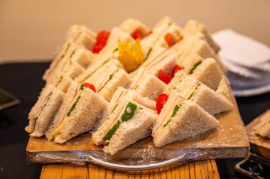 Sandviçli bir ziyafet masası.