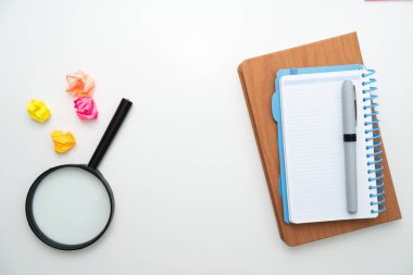 Masadaki çeşitli okul veya ofis malzemeleri - öğretmenlik, öğrenme, yazma araçları