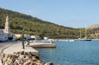 Yunanistan 'ın Symi Adası, Panormitis sahilinde güzel bir manastır.