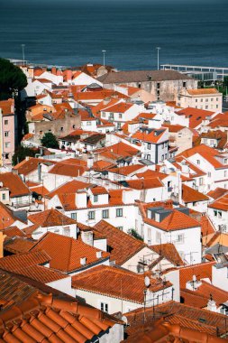 Güzel Lizbon sokakları yaz boyunca güneşli bir günde