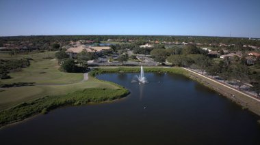 Güzel bir gölün arka planında, fıskiyeli bir kasabanın havadan çekilmiş görüntüsü.