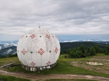 Pamir 'in Karpat Dağları' nda SSCB 'de inşa ettiği terk edilmiş Radyo Yer Bulma İstasyonu.