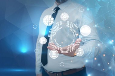 Takım elbiseli bir işadamı elinde açık avuç içi ve hologramlar tutarak başarılı takım çalışmasını simgeliyor..