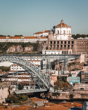 Porto şehrinin büyüleyici sokakları güneşli bir günde renkli binalarıyla.