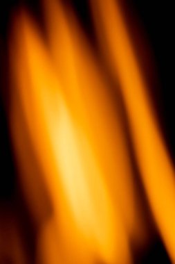 Şenlik ateşinde yanan turuncu alevlerin dikey yakın çekimi.