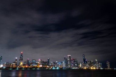 Chicago gökyüzü bulutlu, Illinois, ABD 'de gece manzarası