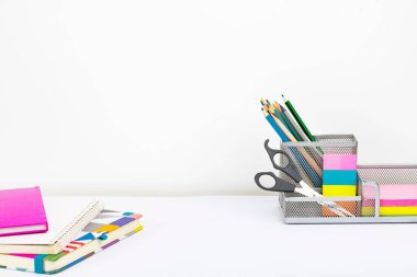 Yazı masası araçları ve kopyalama alanı olan bir bitki içeren düzenli bir çalışma alanı düzeneği