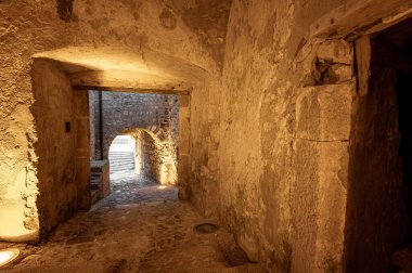 İtalya, Temmuz 2022: Puglia 'daki Tremiti Adaları' ndaki San Nicola adasının mimari detayları