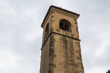 Bulutlu bir gökyüzünün altındaki San Donato kilisesinin alçak açılı görüntüsü.