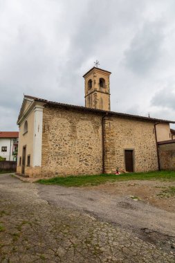 Terno d 'Isola' daki San Donato Kilisesi 'nin dikey görüntüsü bulutlu bir gökyüzünün altında.