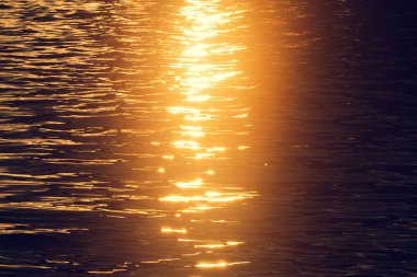 Güneş batarken yansıyan okyanus suyunun manzarası.