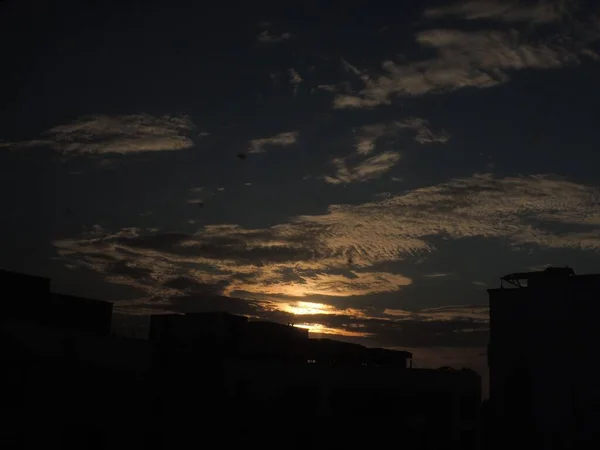 Die Silhouetten Von Gebäuden Unter Dunkelblauem Wolkenverhangenem Abendhimmel — Stockfoto
