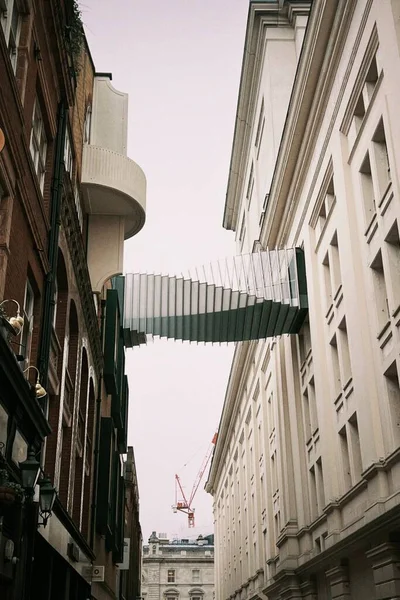 Eine Vertikale Aufnahme Der Bridge Aspiration Zwischen Royal Opera House — Stockfoto