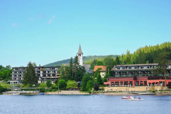Titisee Lake Waterfront Hotel Germany Clear Blue Sky — Stock Photo, Image