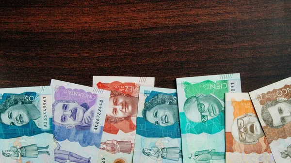 Dinero Colombiano Diferentes Denominaciones Sobre Fondo Madera Oscura Con Espacio —  Fotos de Stock