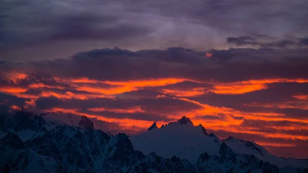 Jasnoróżowy Błękitny Zachód Słońca Niebo Nad Śnieżnymi Górami — Zdjęcie stockowe
