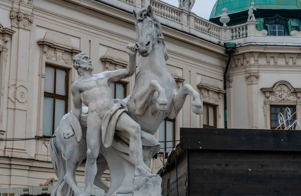 Kamienny Posąg Przed Pałacem Belvedere — Zdjęcie stockowe